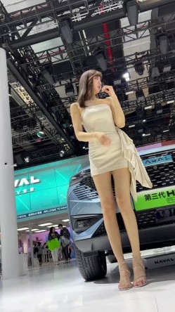 [超级裙底]最新2023上海车展各色美女模特 总有一款你喜欢 截图5