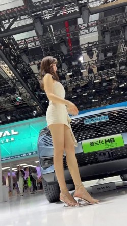 [超级裙底]最新2023上海车展各色美女模特 总有一款你喜欢 截图6
