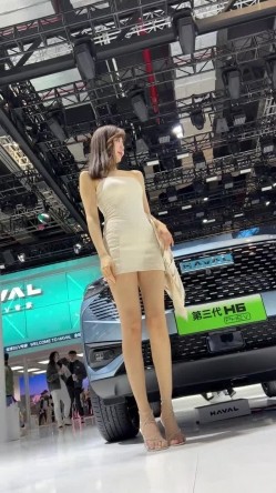 [超级裙底]最新2023上海车展各色美女模特 总有一款你喜欢 截图7
