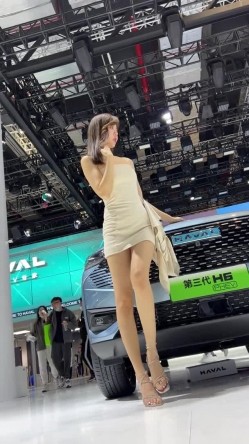 [超级裙底]最新2023上海车展各色美女模特 总有一款你喜欢 截图8