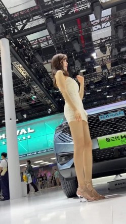 [超级裙底]最新2023上海车展各色美女模特 总有一款你喜欢 截图9