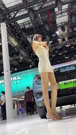 [超级裙底]最新2023上海车展各色美女模特 总有一款你喜欢 截图10
