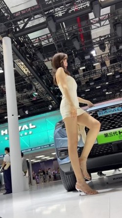 [超级裙底]最新2023上海车展各色美女模特 总有一款你喜欢 截图11