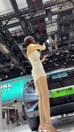 [超级裙底]最新2023上海车展各色美女模特 总有一款你喜欢 截图12
