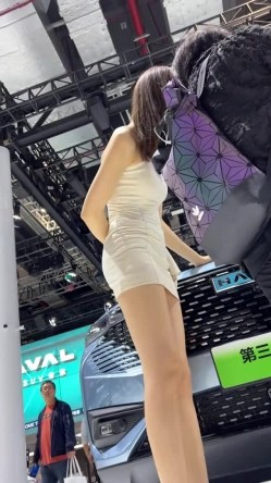 [超级裙底]最新2023上海车展各色美女模特 总有一款你喜欢 截图13