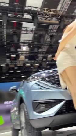 [超级裙底]最新2023上海车展各色美女模特 总有一款你喜欢 截图14