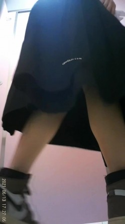 极品CP高端服饰商场女厕定点特写高清偸拍各种女神级别小姐姐方便拍脸又能拍逼角度刁钻赏心悦目 截图1