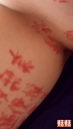 【极品性爱 ️淫乱人妻】性瘾人妻少妇『菇菇』最强性爱流出 骚货淫妻和闺蜜换老公4P四人混战 高清1080P版 截图2
