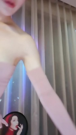 四川极品女郎【空乘馨馨-】网友问’咋不约炮呢‘，’爱我你就约我呗‘，挺拔乳房露出，叫春发骚！ 截图6
