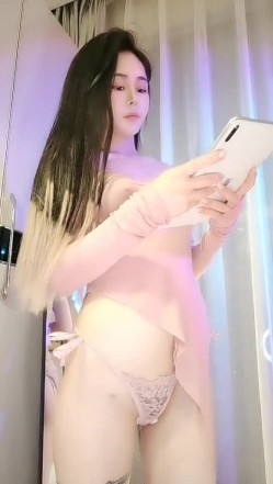 四川极品女郎【空乘馨馨-】网友问’咋不约炮呢‘，’爱我你就约我呗‘，挺拔乳房露出，叫春发骚！ 截图11