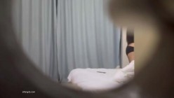最新猫眼偷拍大集合，从猫眼和门缝里偷窥情侣做爱，不乏高颜值情侣，喝酒再干炮 截图3