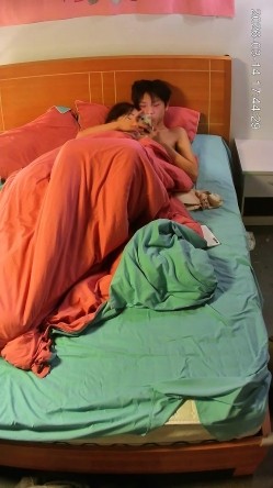 大学城  饥渴太久的小情侣 一进来就上床开始脱衣服 小美女奶子诱人得很 跟男友还有情侣纹身 截图3
