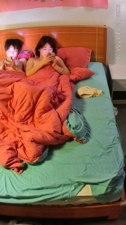 大学城  饥渴太久的小情侣 一进来就上床开始脱衣服 小美女奶子诱人得很 跟男友还有情侣纹身 截图5