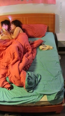 大学城  饥渴太久的小情侣 一进来就上床开始脱衣服 小美女奶子诱人得很 跟男友还有情侣纹身 截图8