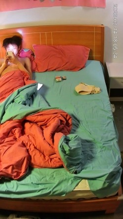 大学城  饥渴太久的小情侣 一进来就上床开始脱衣服 小美女奶子诱人得很 跟男友还有情侣纹身 截图9