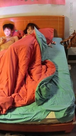 大学城  饥渴太久的小情侣 一进来就上床开始脱衣服 小美女奶子诱人得很 跟男友还有情侣纹身 截图11