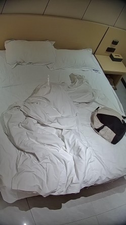 酒店偷拍学霸情侣眼镜学妹帮男友打飞机 被男友扒屁眼研究一番后入口爆嘴里文化人真会玩 截图1