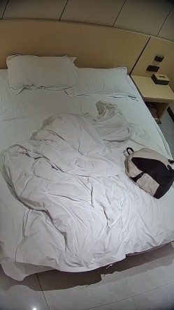 酒店偷拍学霸情侣眼镜学妹帮男友打飞机 被男友扒屁眼研究一番后入口爆嘴里文化人真会玩 截图2