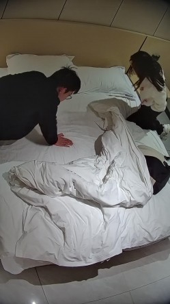 酒店偷拍学霸情侣眼镜学妹帮男友打飞机 被男友扒屁眼研究一番后入口爆嘴里文化人真会玩 截图3