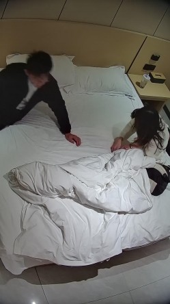 酒店偷拍学霸情侣眼镜学妹帮男友打飞机 被男友扒屁眼研究一番后入口爆嘴里文化人真会玩 截图4