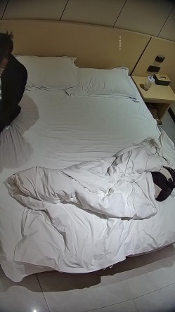 酒店偷拍学霸情侣眼镜学妹帮男友打飞机 被男友扒屁眼研究一番后入口爆嘴里文化人真会玩 截图5