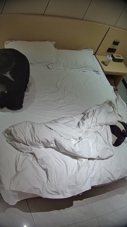 酒店偷拍学霸情侣眼镜学妹帮男友打飞机 被男友扒屁眼研究一番后入口爆嘴里文化人真会玩 截图6