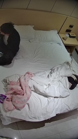 酒店偷拍学霸情侣眼镜学妹帮男友打飞机 被男友扒屁眼研究一番后入口爆嘴里文化人真会玩 截图7