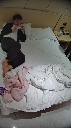 酒店偷拍学霸情侣眼镜学妹帮男友打飞机 被男友扒屁眼研究一番后入口爆嘴里文化人真会玩 截图9