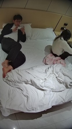 酒店偷拍学霸情侣眼镜学妹帮男友打飞机 被男友扒屁眼研究一番后入口爆嘴里文化人真会玩 截图10