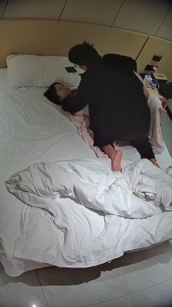 酒店偷拍学霸情侣眼镜学妹帮男友打飞机 被男友扒屁眼研究一番后入口爆嘴里文化人真会玩 截图11