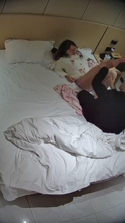 酒店偷拍学霸情侣眼镜学妹帮男友打飞机 被男友扒屁眼研究一番后入口爆嘴里文化人真会玩 截图12