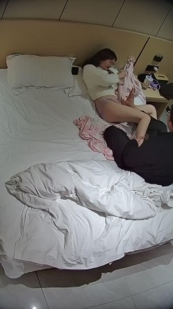 酒店偷拍学霸情侣眼镜学妹帮男友打飞机 被男友扒屁眼研究一番后入口爆嘴里文化人真会玩 截图13