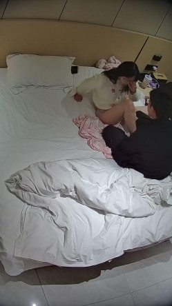 酒店偷拍学霸情侣眼镜学妹帮男友打飞机 被男友扒屁眼研究一番后入口爆嘴里文化人真会玩 截图14