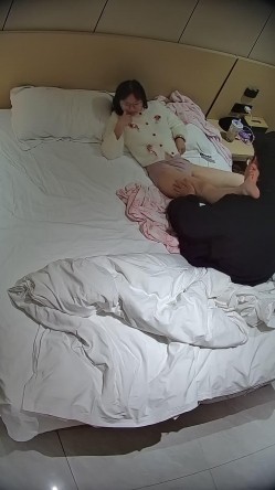 酒店偷拍学霸情侣眼镜学妹帮男友打飞机 被男友扒屁眼研究一番后入口爆嘴里文化人真会玩 截图15