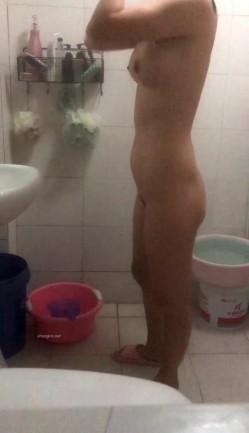 哥哥家卫生间暗装针孔，偷拍嫂子洗澡全过程，屁股好肥，居然穿透明内裤，闷骚啊 截图1