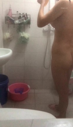哥哥家卫生间暗装针孔，偷拍嫂子洗澡全过程，屁股好肥，居然穿透明内裤，闷骚啊 截图2