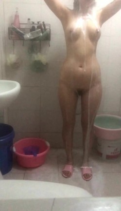 哥哥家卫生间暗装针孔，偷拍嫂子洗澡全过程，屁股好肥，居然穿透明内裤，闷骚啊 截图3