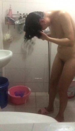 哥哥家卫生间暗装针孔，偷拍嫂子洗澡全过程，屁股好肥，居然穿透明内裤，闷骚啊 截图5