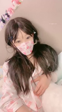 纯欲少女！【闻闻酱】丝袜足交~约啪炮友无套内射~道具自慰，好可爱的学生妹，让人心动不已 截图3