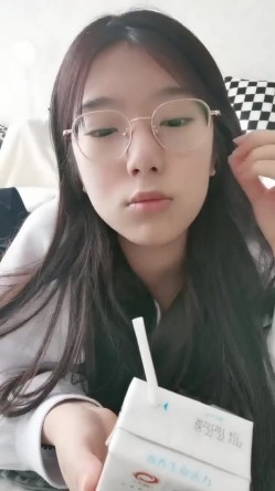 【小鱼仔仔】青春无敌美少女! 纯天然美乳。特写掰穴，抠逼~听着真刺激，爽 截图1