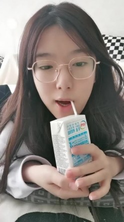【小鱼仔仔】青春无敌美少女! 纯天然美乳。特写掰穴，抠逼~听着真刺激，爽 截图2