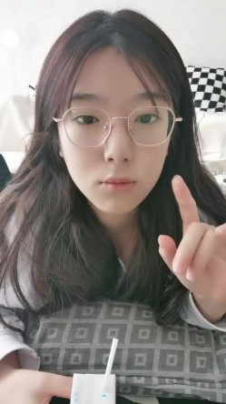 【小鱼仔仔】青春无敌美少女! 纯天然美乳。特写掰穴，抠逼~听着真刺激，爽 截图3