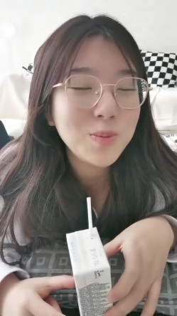 【小鱼仔仔】青春无敌美少女! 纯天然美乳。特写掰穴，抠逼~听着真刺激，爽 截图4
