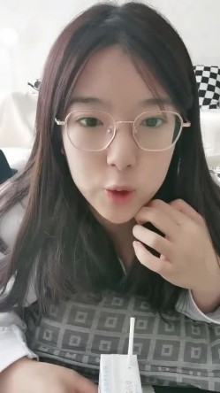 【小鱼仔仔】青春无敌美少女! 纯天然美乳。特写掰穴，抠逼~听着真刺激，爽 截图5
