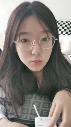 【小鱼仔仔】青春无敌美少女! 纯天然美乳。特写掰穴，抠逼~听着真刺激，爽 截图7