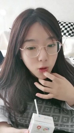 【小鱼仔仔】青春无敌美少女! 纯天然美乳。特写掰穴，抠逼~听着真刺激，爽 截图8