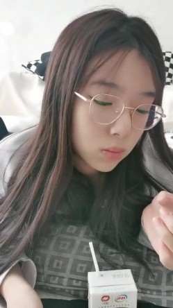 【小鱼仔仔】青春无敌美少女! 纯天然美乳。特写掰穴，抠逼~听着真刺激，爽 截图9