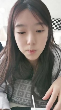 【小鱼仔仔】青春无敌美少女! 纯天然美乳。特写掰穴，抠逼~听着真刺激，爽 截图10