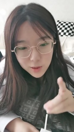 【小鱼仔仔】青春无敌美少女! 纯天然美乳。特写掰穴，抠逼~听着真刺激，爽 截图12