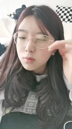 【小鱼仔仔】青春无敌美少女! 纯天然美乳。特写掰穴，抠逼~听着真刺激，爽 截图16